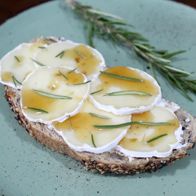 Recipe of Brie cheese bruschetta with honey 🍯 on the DeliRec recipe website