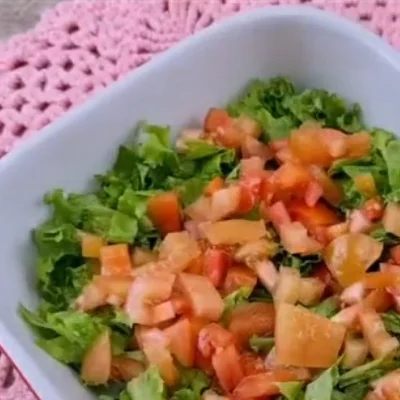 Recette de Salade de laitue à la tomate sur le site de recettes DeliRec