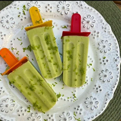 Recipe of avocado popsicle on the DeliRec recipe website