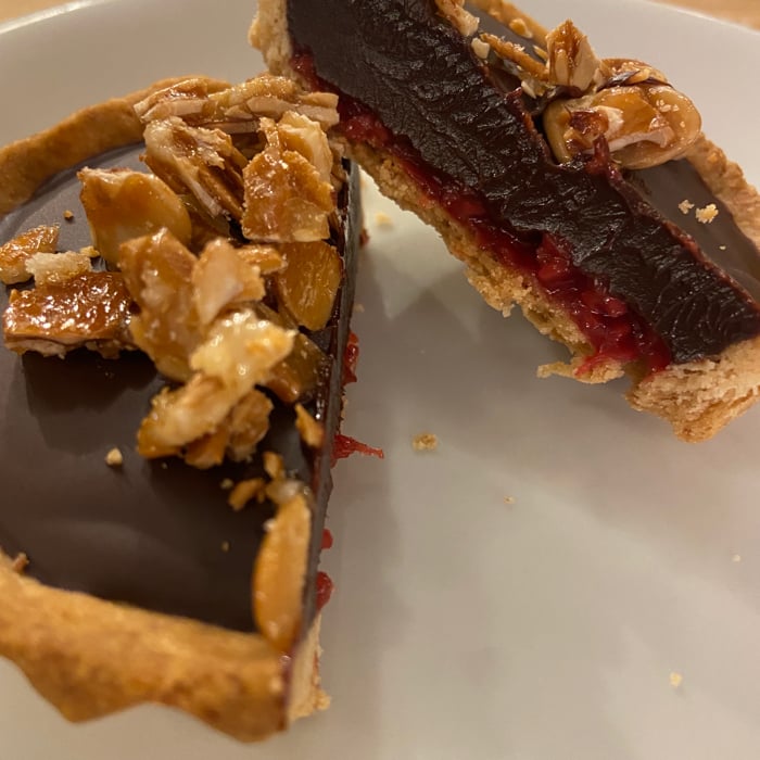Photo of the Chocolate Tartlet with Raspberry and Almond Crunch – recipe of Chocolate Tartlet with Raspberry and Almond Crunch on DeliRec