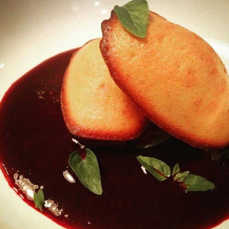 Photo of the Madeleines with Raspberry Sauce – recipe of Madeleines with Raspberry Sauce on DeliRec