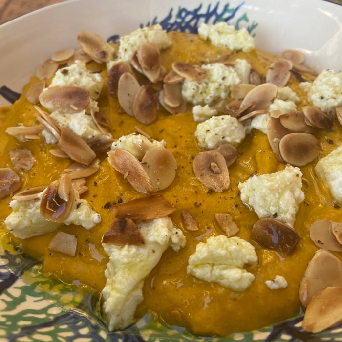 Photo of the Pumpkin Hummus with Goat Cheese and Sliced Almonds – recipe of Pumpkin Hummus with Goat Cheese and Sliced Almonds on DeliRec