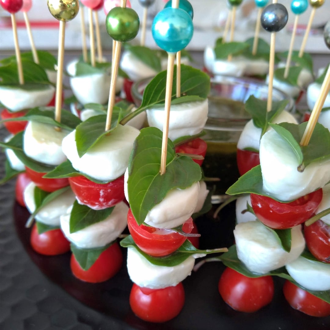 Photo of the Caprese skewers with basil pesto – recipe of Caprese skewers with basil pesto on DeliRec