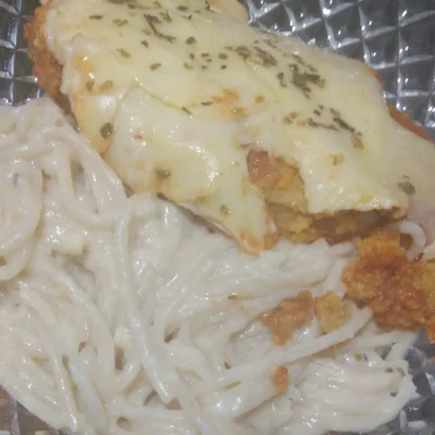 Recipe of Steak parmigiana with pasta in white sauce on the DeliRec recipe website