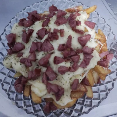 Recipe of French Fries in Cheese Sauce with Pepperoni on the DeliRec recipe website