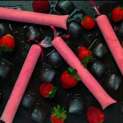 Recipe of strawberry gourmet ice cream on the DeliRec recipe website