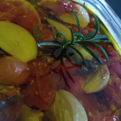 Receta de Tomate cherry, ajo y hierbas confitadas en el sitio web de recetas de DeliRec