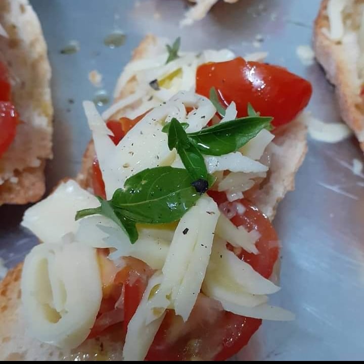 Foto da Bruschetta de tomates com queijo e manjericão - receita de Bruschetta de tomates com queijo e manjericão no DeliRec