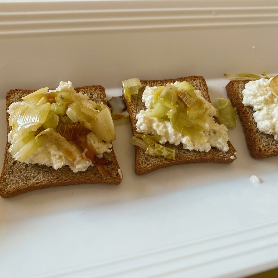 Photo of the Toast with ricotta and leek paste – recipe of Toast with ricotta and leek paste on DeliRec
