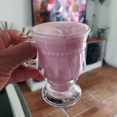Recipe of Simple Strawberry Milkshake on the DeliRec recipe website
