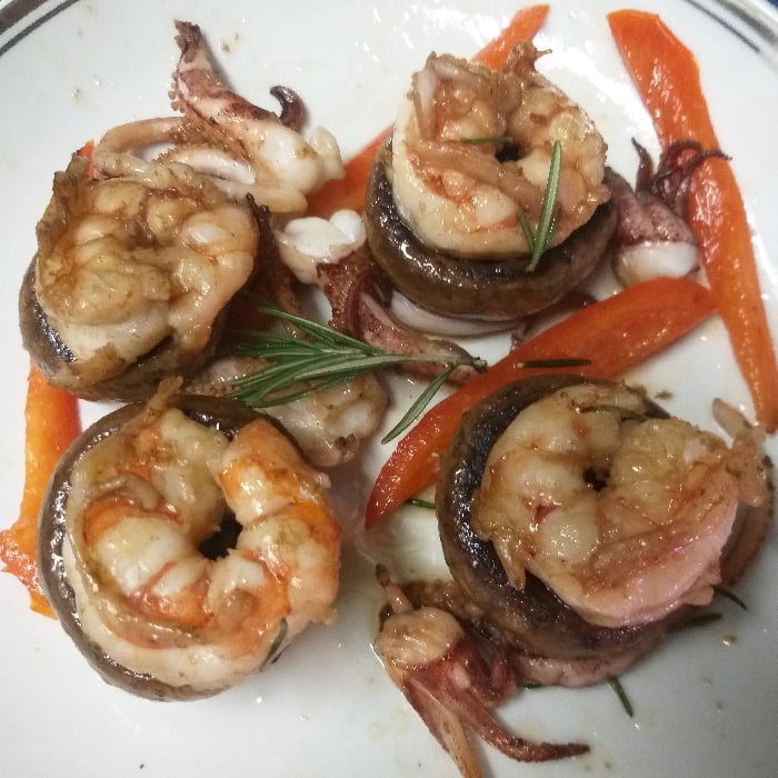 Photo of the Shrimp, squid and mushrooms flambéed in whiskey – recipe of Shrimp, squid and mushrooms flambéed in whiskey on DeliRec