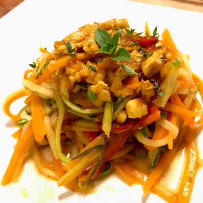 Recipe of Carrot and Zucchini Spaghetti with Chicken and Fresh Herbs on the DeliRec recipe website