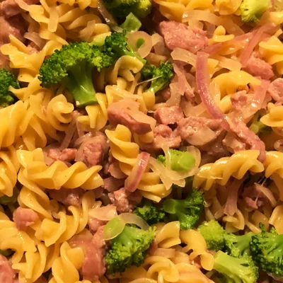 Recipe of Pasta with sausage, broccoli and onions on the DeliRec recipe website