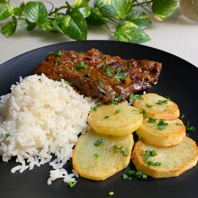 Recipe of Golden potatoes in butter with rice and pot meat on the DeliRec recipe website