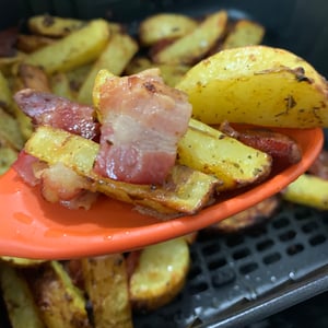 Potatoes with bacon in the airfryer