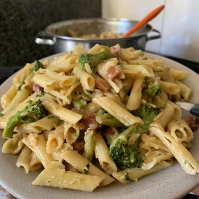 Recipe of Pasta with bacon and broccoli sauce on the DeliRec recipe website