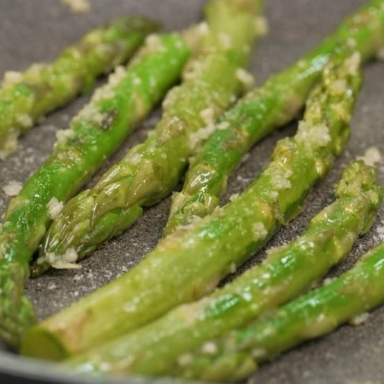 Foto della Asparagi con aglio e olio - ricetta di Asparagi con aglio e olio nel DeliRec
