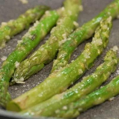 Asparagus with garlic and oil
