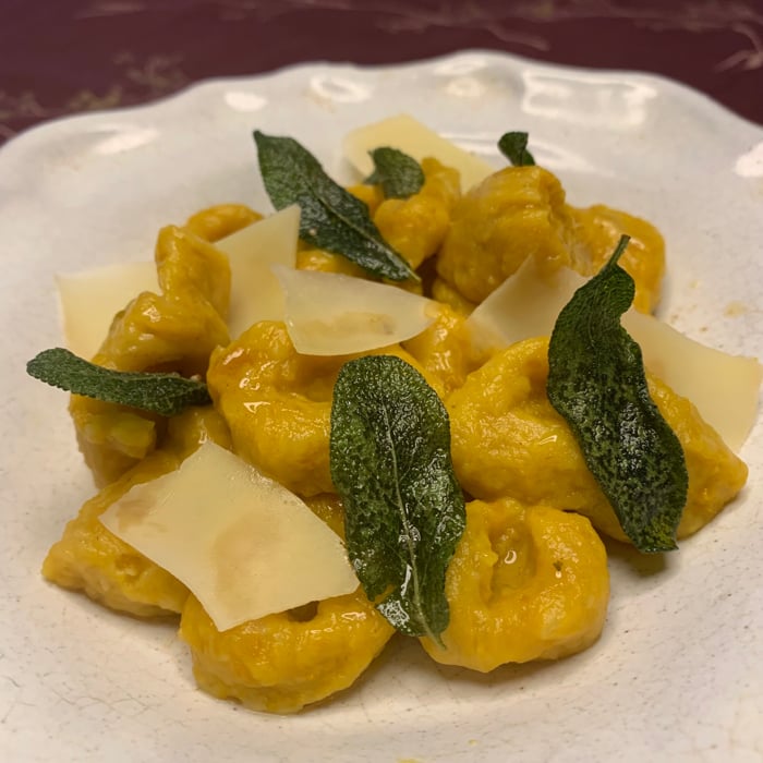 Photo of the Cabotiá pumpkin gnocchi with sage butter and parmesan shavings – recipe of Cabotiá pumpkin gnocchi with sage butter and parmesan shavings on DeliRec