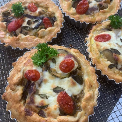 Recipe of Rustic zucchini pie, eggplant, grape tomatoes and goat cheese. on the DeliRec recipe website