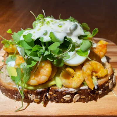 Receita de Sanduíche aberto de camarão ao curry abacate e sour  cream  no site de receitas DeliRec