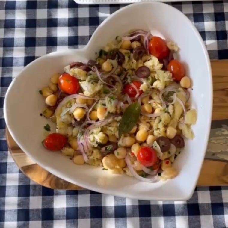 Foto da Salada de bacalhau com grão de bico  - receita de Salada de bacalhau com grão de bico  no DeliRec