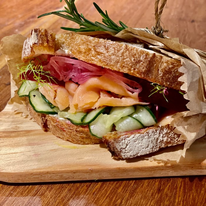 Photo of the Smoked salmon sandwich with sweet and sour onion and sour cream – recipe of Smoked salmon sandwich with sweet and sour onion and sour cream on DeliRec