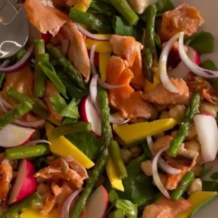 Foto aus dem Spinat-, Lachs- und Spargelsalat mit Orangen-Vinaigrette. - Spinat-, Lachs- und Spargelsalat mit Orangen-Vinaigrette. Rezept auf DeliRec