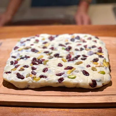 Recipe of White chocolate fudge with pistachio and cranberry. on the DeliRec recipe website