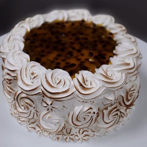 Photo of the Passion Fruit Cake with Swiss Meringue – recipe of Passion Fruit Cake with Swiss Meringue on DeliRec