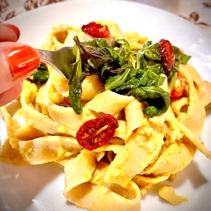 Pappardelle with spinach and dried tomatoes