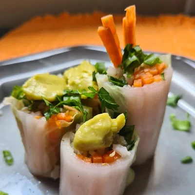 Recipe of Swiss chard and cucumber rolls with carrot and sprouts julienne on the DeliRec recipe website