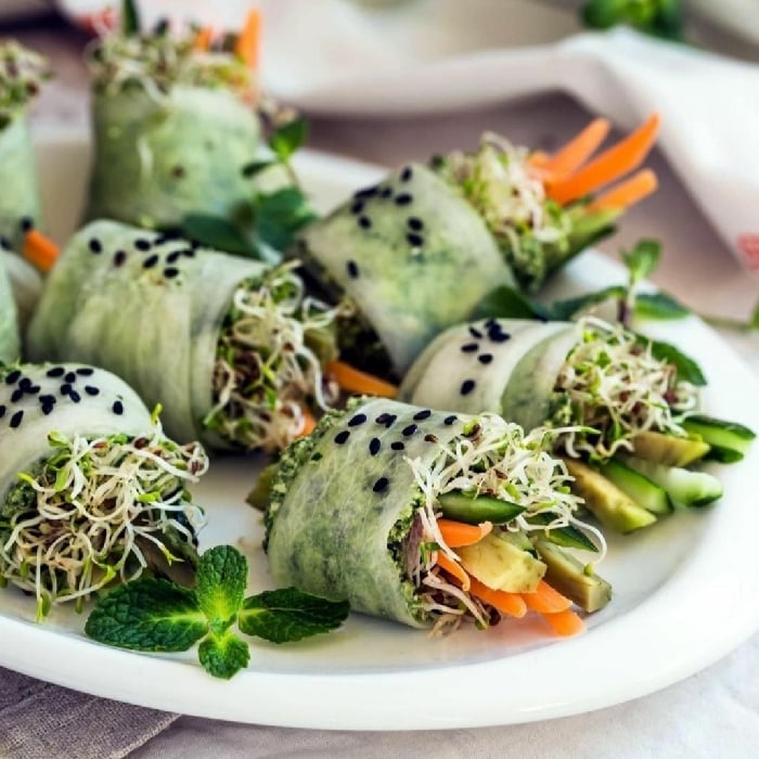 Photo of the Swiss chard and cucumber rolls with carrot and sprouts julienne – recipe of Swiss chard and cucumber rolls with carrot and sprouts julienne on DeliRec