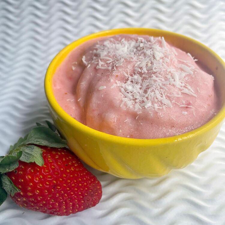Photo of the Coconut ice cream with strawberry – recipe of Coconut ice cream with strawberry on DeliRec