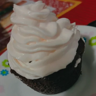 Receita de Cupcake de chocolate com chantilly no site de receitas DeliRec
