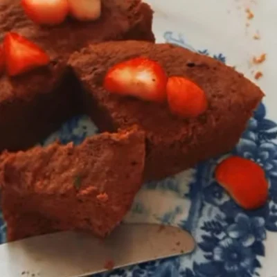 Receita de Bolo de chocolate com morangos no site de receitas DeliRec
