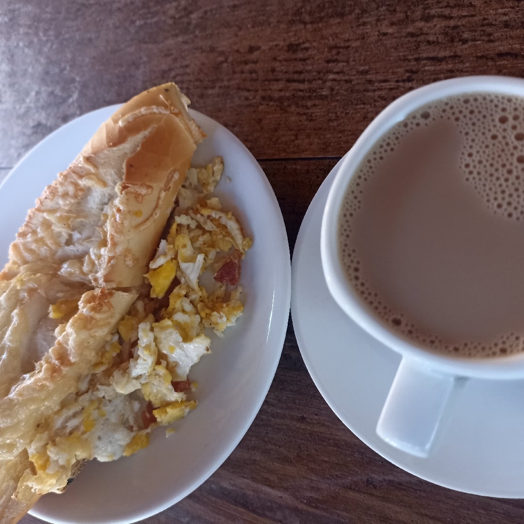 Foto da Café da manhã! Pão bisnaga de queijo bacon 🥓 e ovos mexidos - receita de Café da manhã! Pão bisnaga de queijo bacon 🥓 e ovos mexidos no DeliRec