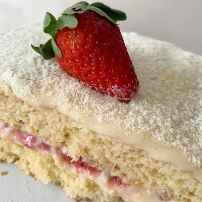 Recipe of Nest Milk Cake with Strawberry Jam on the DeliRec recipe website