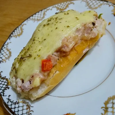 Receita de Sanduíche de linguiça de frango com três queijos!! 🥰🤤 no site de receitas DeliRec