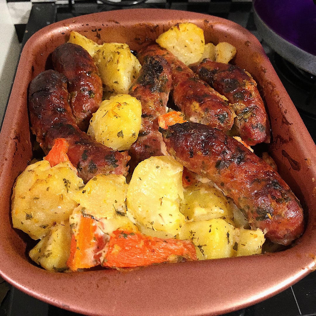 Foto da Linguiça com batata e cenoura de forno  - receita de Linguiça com batata e cenoura de forno  no DeliRec