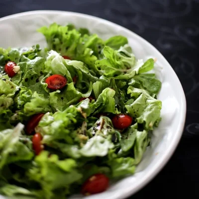Receita de Salada de folhas com gengibre fresco e aceto balsâmico no site de receitas DeliRec