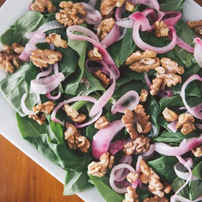 Recette de Salade d'épinards, d'oignons rouges marinés et de noix sur le site de recettes DeliRec