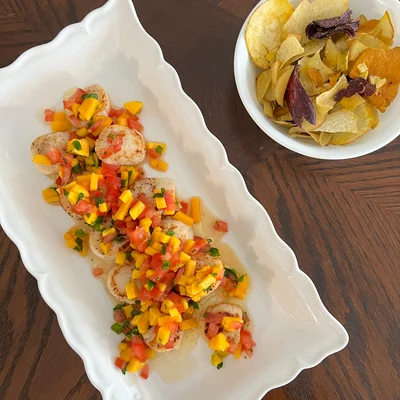 Recipe of Grilled scallops with mango salsa on the DeliRec recipe website