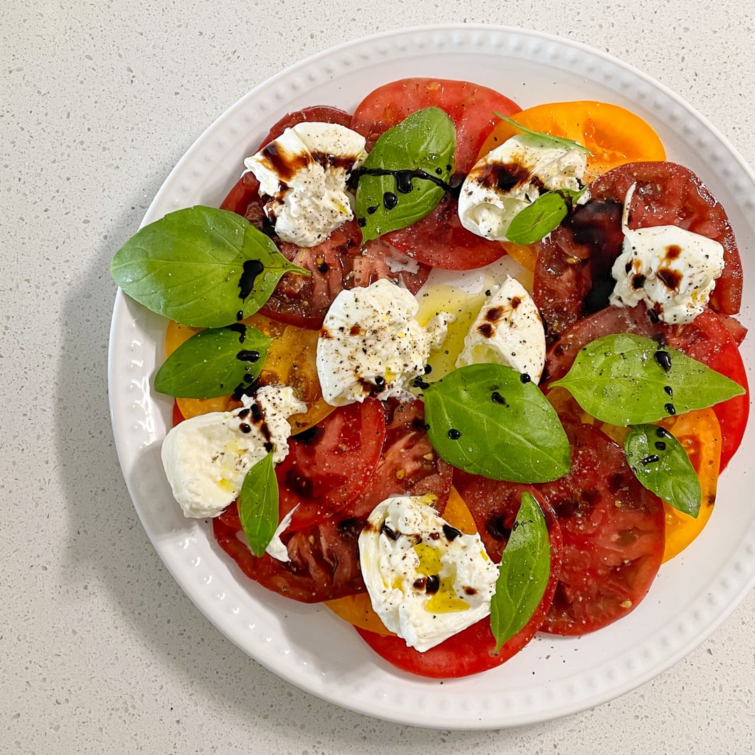 Photo of the Caprese Salad with Burrata and Balsamic Reduction – recipe of Caprese Salad with Burrata and Balsamic Reduction on DeliRec