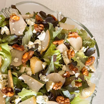 Recipe of Salad of pears, gorgonzola and caramelized walnuts on the DeliRec recipe website