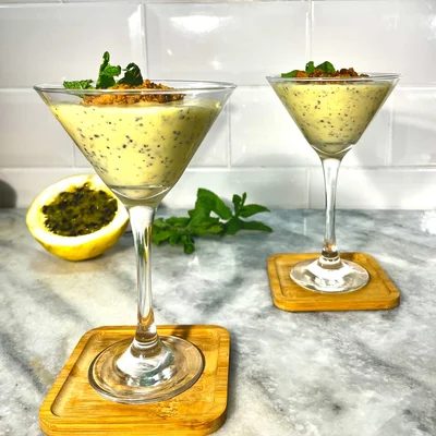 Recipe of Passion fruit mousse with cashew nut crumble on the DeliRec recipe website
