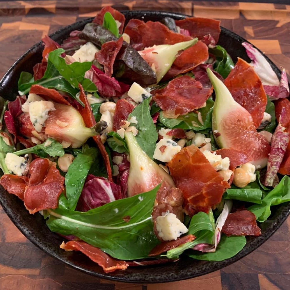 Foto da Salada de mix com folhas com figos e gorgonzola e Parma  - receita de Salada de mix com folhas com figos e gorgonzola e Parma  no DeliRec