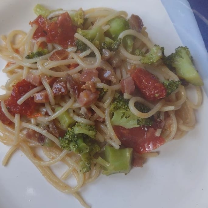 Photo of the Spaghetti with broccoli and sun-dried tomatoes – recipe of Spaghetti with broccoli and sun-dried tomatoes on DeliRec