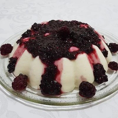 Recipe of CREAM MOUSSE WITH BLACKBERRY SYRUP on the DeliRec recipe website