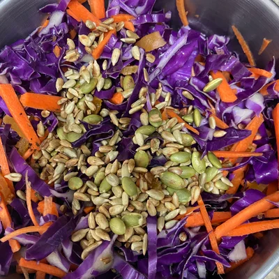 Recipe of Delicious and crispy cabbage salad with seeds on the DeliRec recipe website
